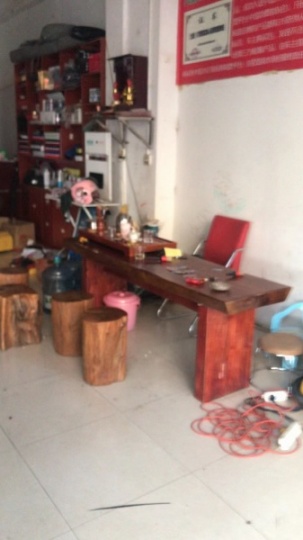 营业中洗车装饰店转让，位置好，车流量大，10年老店，有稳定客户，接手即可盈利，有意者联系电话：15987996160
